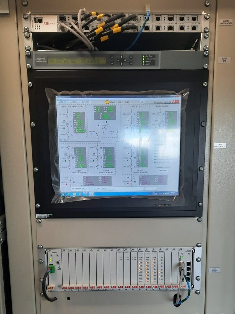 Tablero de control con HMI integrado y RTU560 ABB